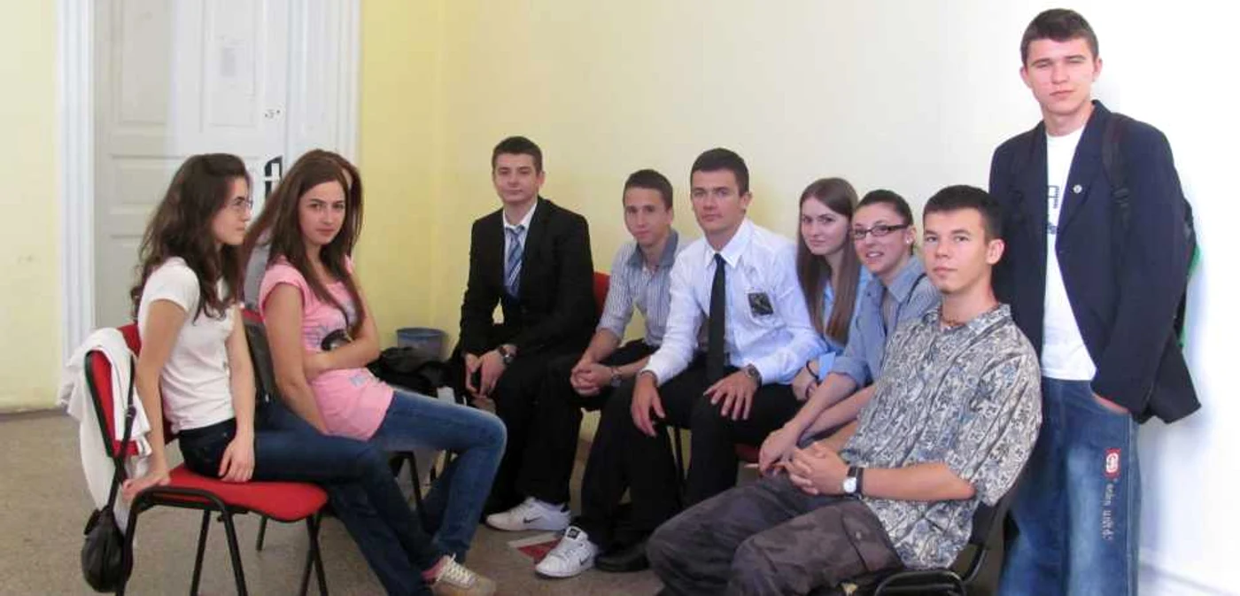 Elevii clasei a XII D de la Colegiul Naţional Liviu rebreanu aşteaptă să intre în examen