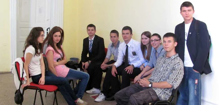Elevii clasei a XII D de la Colegiul Naţional Liviu rebreanu aşteaptă să intre în examen