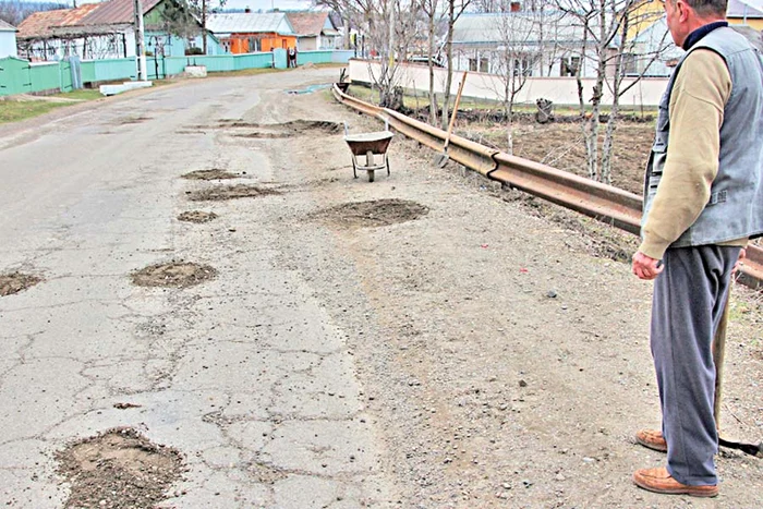 Constantin Ionaşcu  spune că drumul n-a mai  fost reparat de vreo 7 ani (FOTOGRAFII: Sandrinio Neagu)