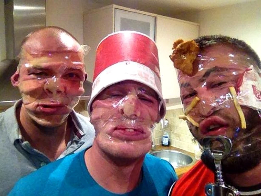 Selfie cu bandă adezivă pe față