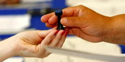 Aproximativ 590.000 de persoane cu drept de vor sunt aşteptate duminică la vot   