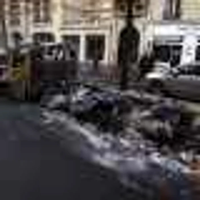 Proteste vestele galbene la Paris - masina incendiata FOTO EPA