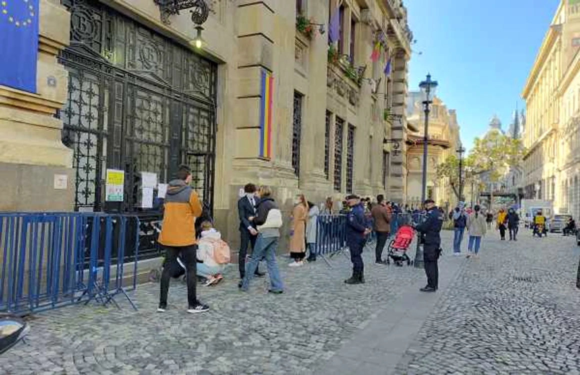 Cetăţeni ai Republicii Moldova veniţi să-şi exprime votul la secţia deschisă la Autoritatea Electorală Permanentă FOTO Ion Gaidău