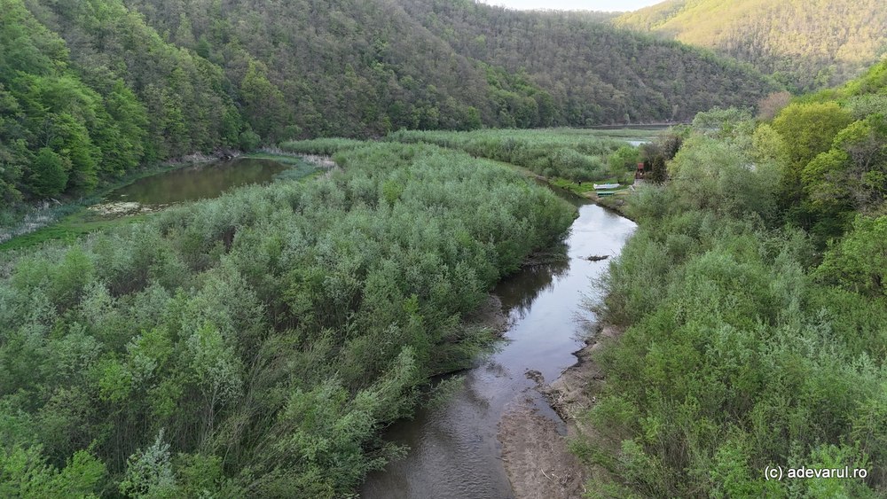 lacul-cinci-de-nerecunoscut-dup-epoca-vacan-elor-de-1-mai-de-la-sutele-de-corturi-la-jungl-insule-i-locuri-interzise