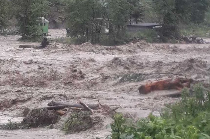 
    Inundațiile au făcut prăpăd în țarăFoto: News.ro  