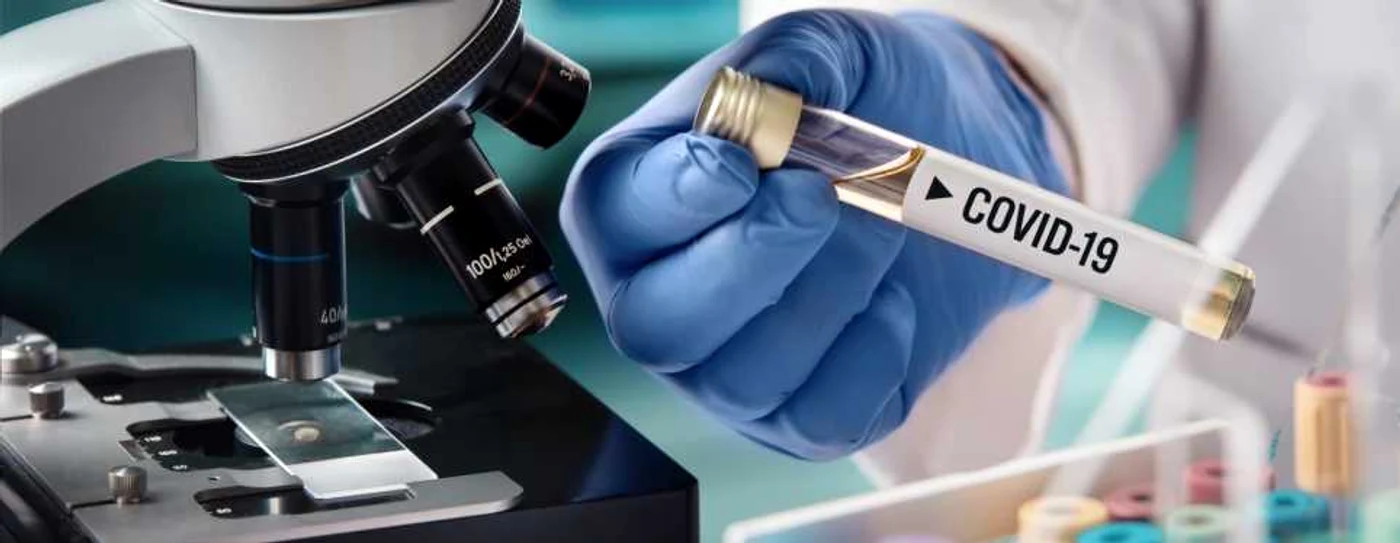 coronavirus covid vaccin fiola eprubeta microbiolog microscop foto shutterstock
