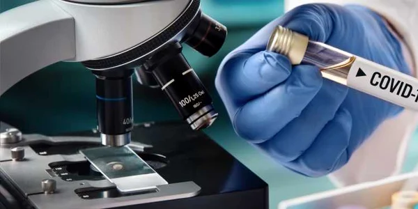 coronavirus covid vaccin fiola eprubeta microbiolog microscop foto shutterstock