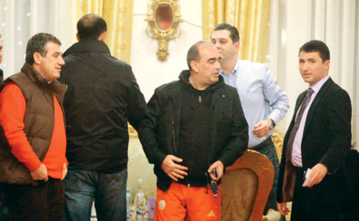 Impresarul Victor Becali (stânga) şi Gigi Neţoiu (centru) au intrat repede în atmosferă, petrecând până în zorii zilei