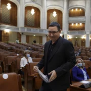 Victor Ponta cu masca FOTO Inquam Photos / Octav Ganea