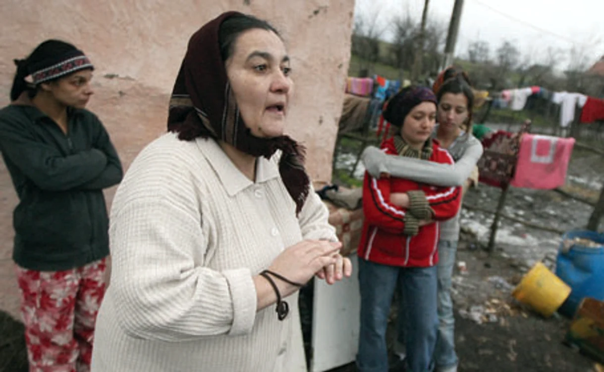 Floarea Gheorghevici este printre puţinele femei care îşi trimit copilul la şcoală