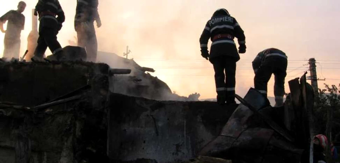 Pompierii au lichidat incendiul după o oră şi jumătate de luptă cu flăcările