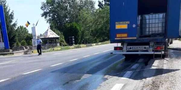 Ulei uzat pe DN 7 în Goleşti - Vâlcea după ce un tirist a frânat brusc Foto gazetavalceana.ro
