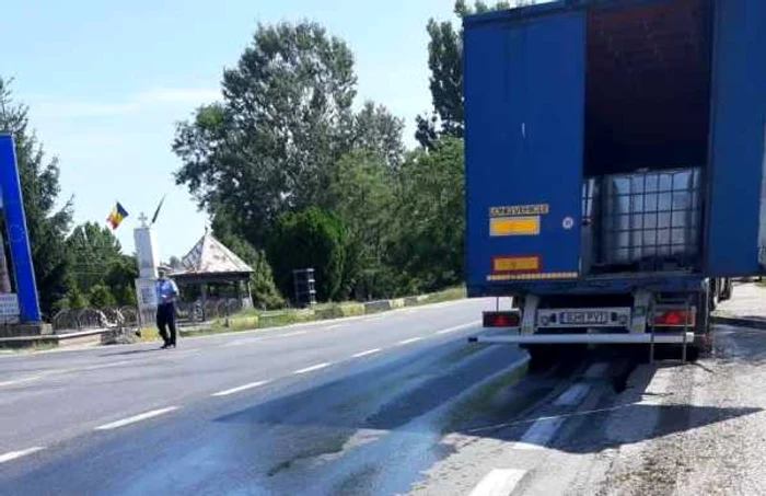 Ulei uzat pe DN 7 în Goleşti - Vâlcea după ce şoferul unui TIR a frânat brusc Foto gazetavalceana.ro