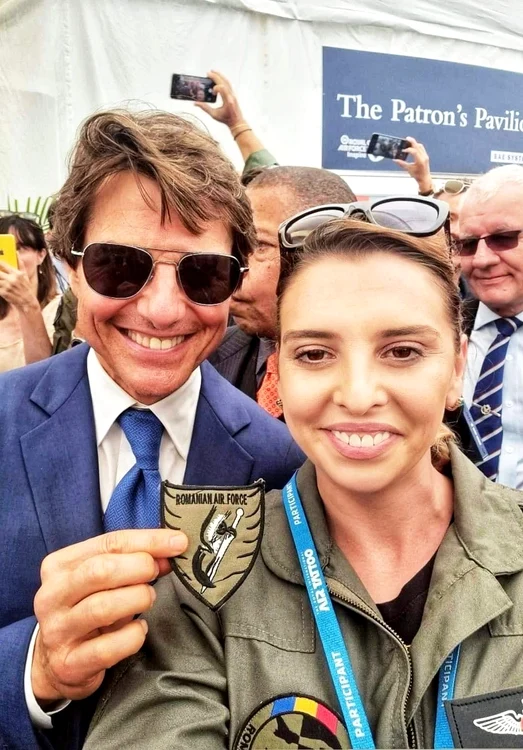 Tom Cruise s-a pozat cu o româncă superbă. Foto: Facebook/MApN