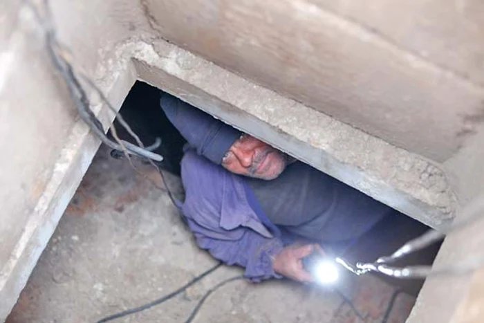 Muncitorii caută avariile prin canale