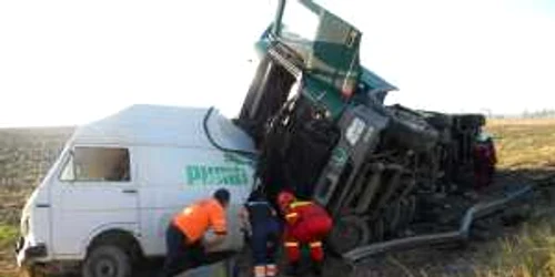 Victima a rămas încarcerată sub cabina TIR-ului. Foto Dana Mihai