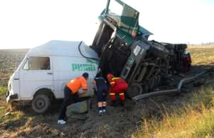 Victima a rămas încarcerată sub cabina TIR-ului. Foto Dana Mihai