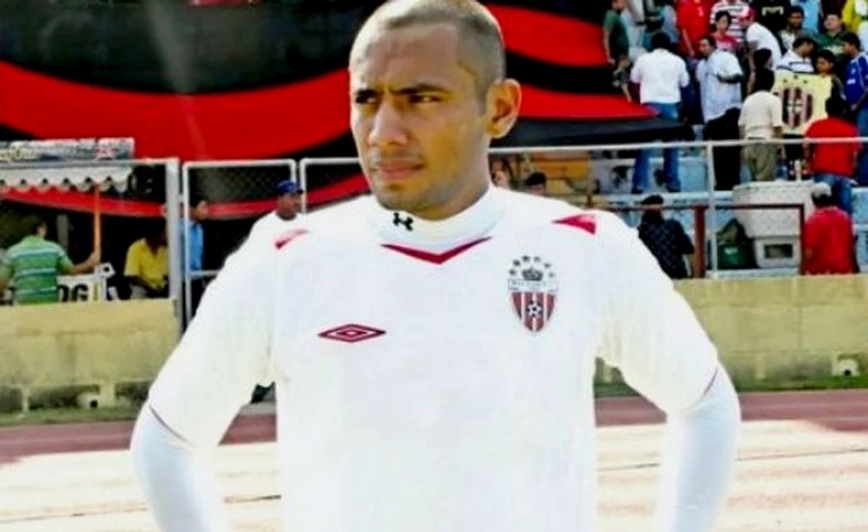 
    Armando Collado şi-a încheiat cariera de fotbalist din cauza unui blat.  