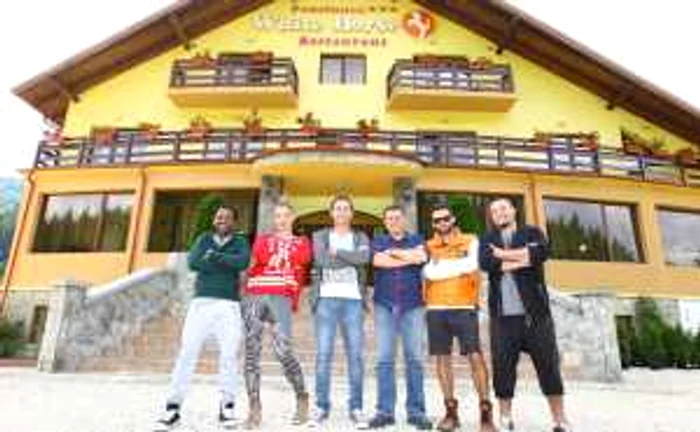 Antonio (stânga), Cocuţa, chef Sorin Bontea, Nea Mărin, Bogdan Boantă şi Edi Stancu pleacă la munte, într-o nouă ediţie a emisiunii  „Poftiţi pe la noi!“ FOTO Antena 1