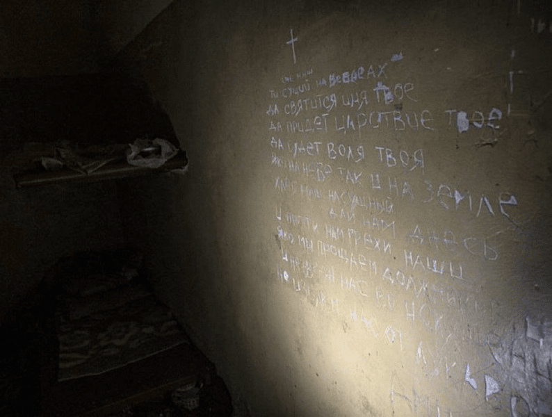 Cameră de tortură a invadatorilor ruși, descoperită la Balaklia. Pe pereți era scrijelit „Tatăl Nostru“