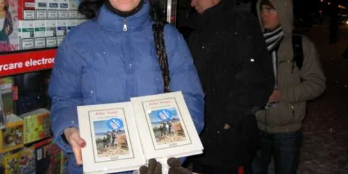 Braşov: Anca Turcu a reuşit să cumpere două cărţi „Insula Misterioasă“, de Jules Verne