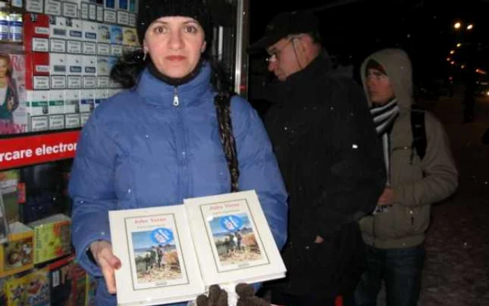 Braşov: Anca Turcu a reuşit să cumpere două cărţi „Insula Misterioasă“, de Jules Verne