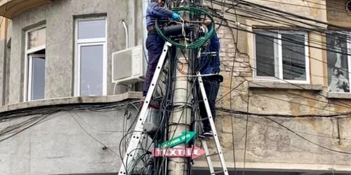 Operatori telecomunicatii dau jos cablurile de pe stalpul din fata primariei sectorului 1 foto clotilde armand