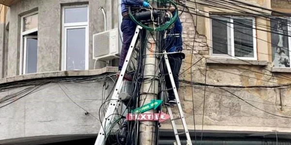 Operatori telecomunicatii dau jos cablurile de pe stalpul din fata primariei sectorului 1 foto clotilde armand