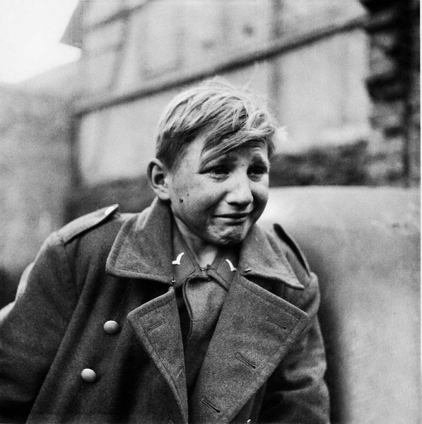 Povestea cutremurătoare din spatele unei fotografii faimoase: drama totală a copiilor adolescenți trimiși să moară pentru Hitler