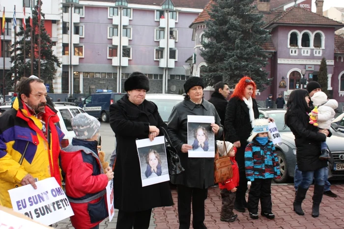 Poza cu micuţa Antonia a însoţit protestul susţinut în faţa Instituţiei Prefectului