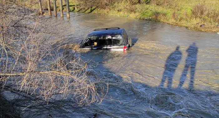 Șoferul a crezut că mașina lui de teren va putea traversa albia Râului Topolnița