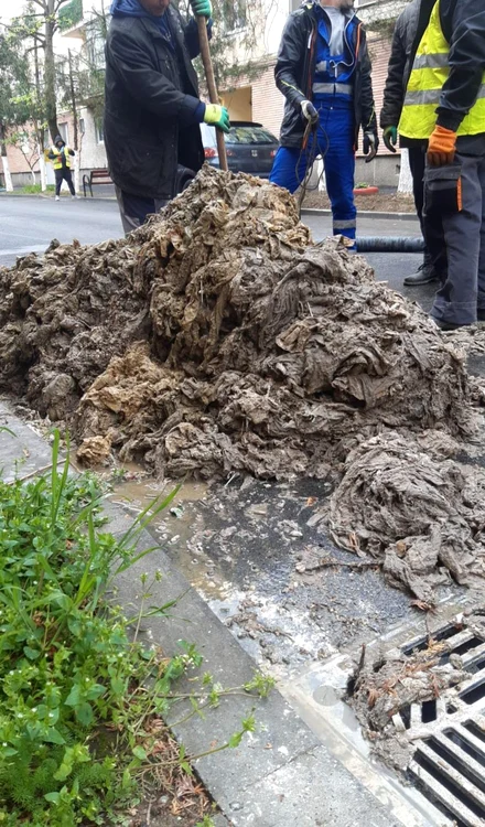 Șervețelele aruncate de cei care locuiesc în Micălaca FOTO Compania de Apă