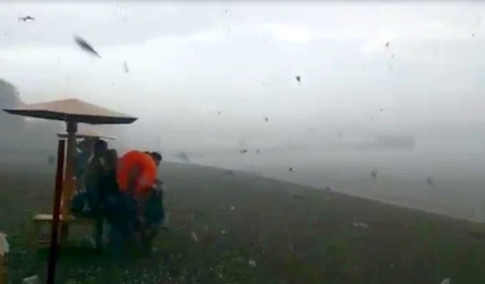 Furtuna a distrus ziua de plajă a bieţilor siberieni