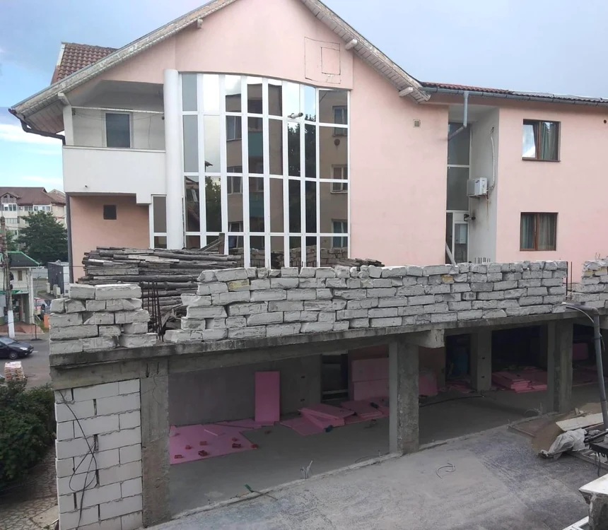 Materialele de tip BCA reprezintă un pericol pentru trecători, pentru că au fost puse unele peste celelalte