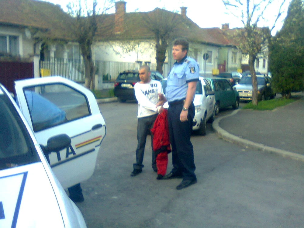 Tânărul a început să plângă la vederea poliţiştilor Foto. newsbv.ro