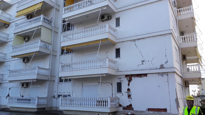 Așa aarată una dintre clădirile afectate de cutremurul din Albania