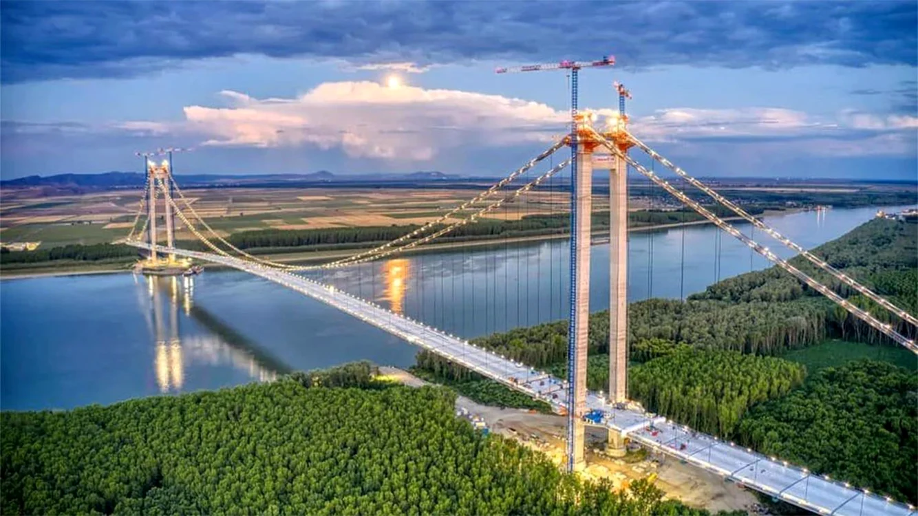 Podul suspendat de la Brăila are o lungime de aproape doi kilometri. FOTO: Radu Aramă