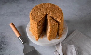 Tort Medovik cu miere  Sursa foto shutterstock 2584285519 jpg