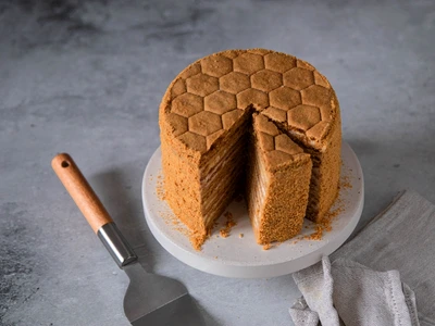 Tort Medovik cu miere  Sursa foto shutterstock 2584285519 jpg