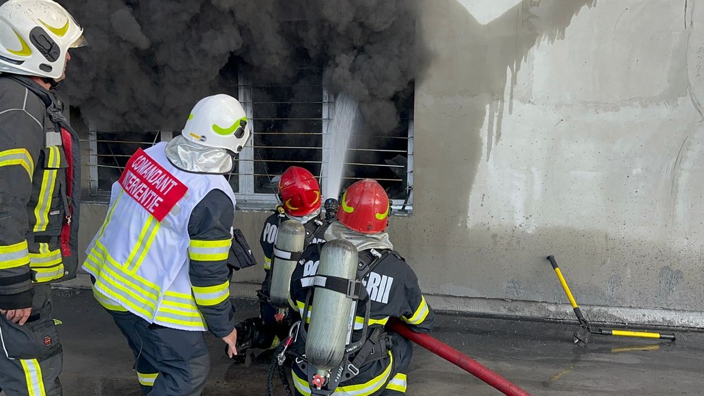 Incendiu de proporții la un depozit de calculatoare din Ungheni. Fumul dens este vizibil de la câțiva kilometri VIDEO