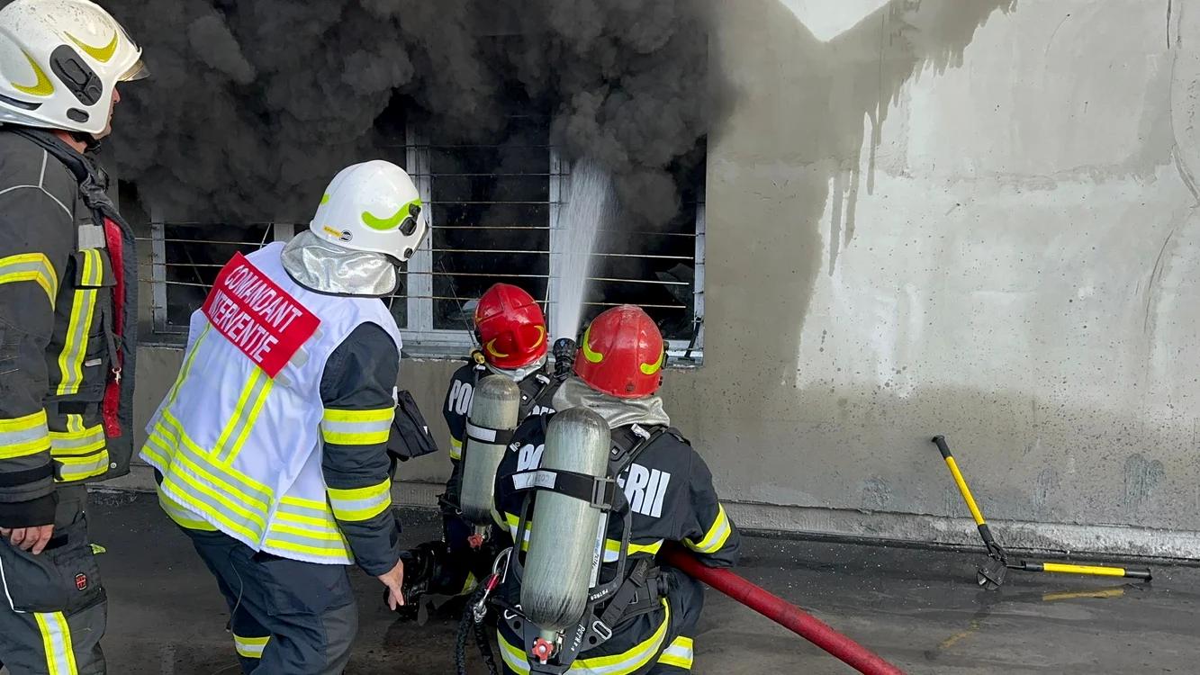 Pompierii au intervenit prompt pentru lichidarea incendiului FOTO ISU Mureș