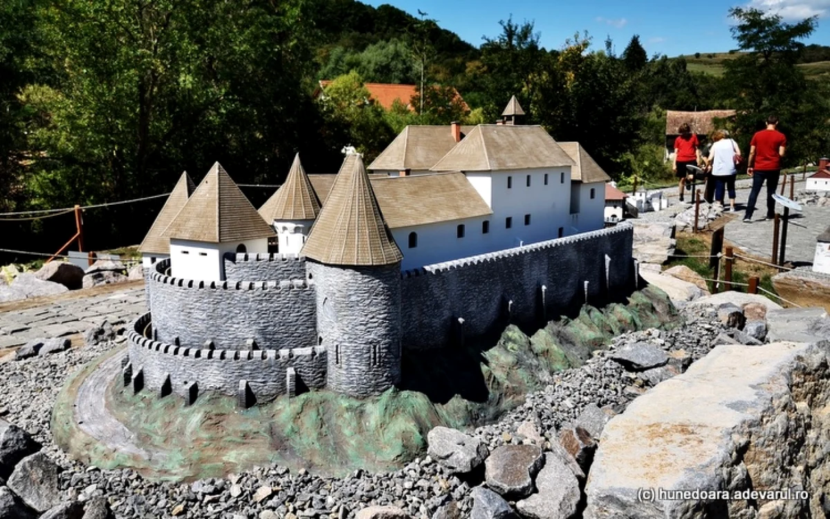 Cetatea Devei, reprodusă într-o machetă 3D, în parcul din Ţinutul Secuiesc. FOTO: Daniel Guţă. ADEVĂRUL