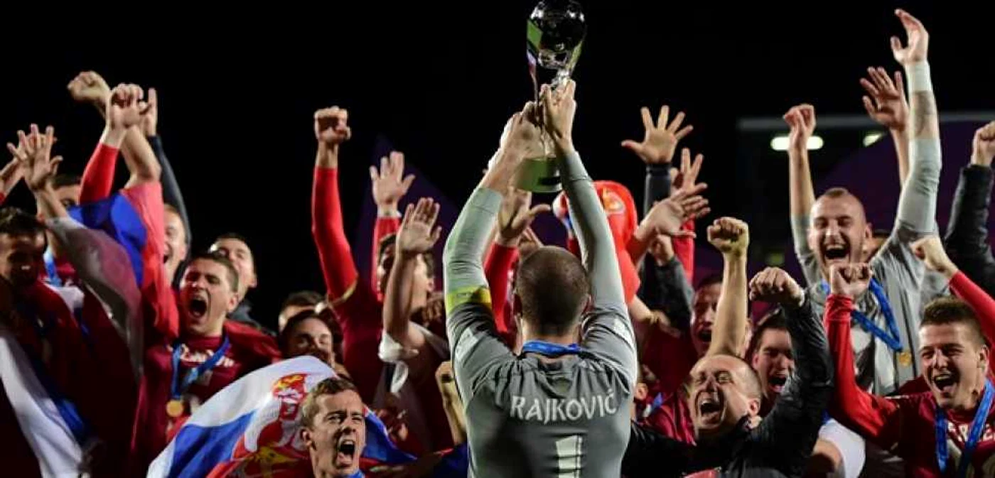 Căpitanul Rajkovici, un portar fcare a apărat senzaţional în finală, a ridicat trofeul FOTO Getty Images
