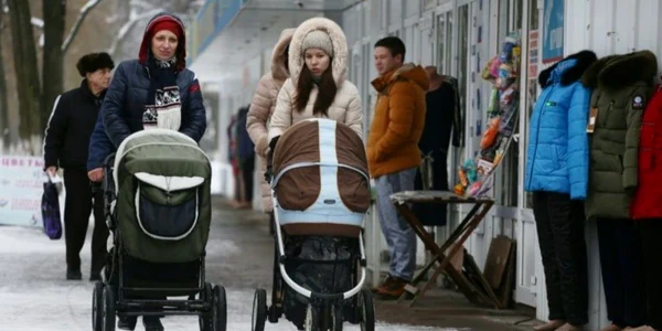 Tinere mame pe o strada din Avdiivka FOTO AFP