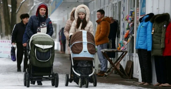 Tinere mame pe o stradă din Avdiivka FOTO AFP