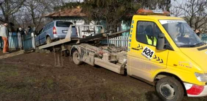 Şoferul a intrat cu maşina prin gard FOTO botosaneanul.ro