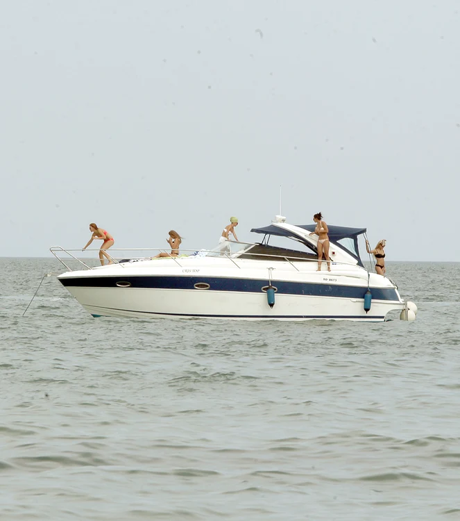 Tinerele au făcut plajă în toate poziţiile