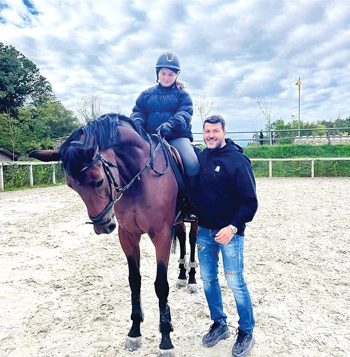 Sarah Maria şi tatăl ei, Florin, la o lecţie de echitaţie. Foto: arhivă personală