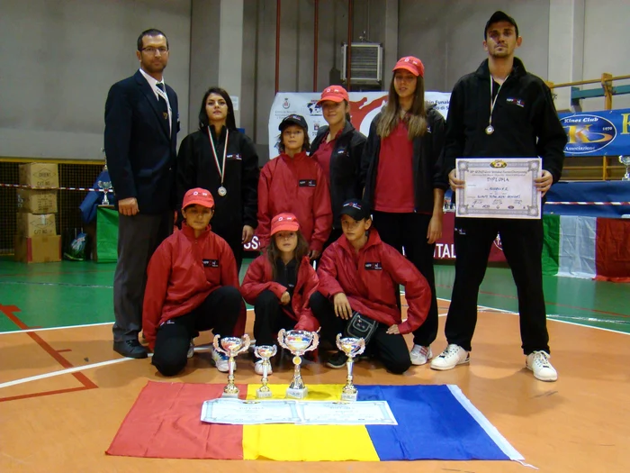 Sportivii de la Nippon M alături de profesorul Mircea Dragu