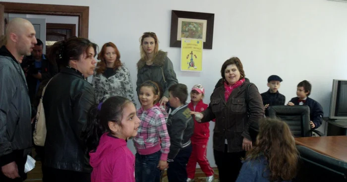 Copiii şi părinţii au ocupat biroul inspectorului general Foto: Ştefan Borcea